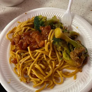 a plate of noodles and broccoli