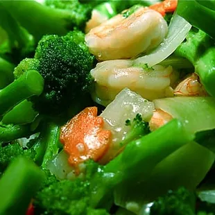 shrimp, broccoli, carrots and onions