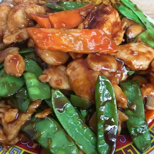 Lunch portion of chicken and pea pods.