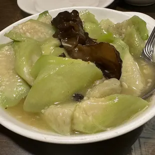 Towel Gourd with Enoki Mushroom and Tree Fungus