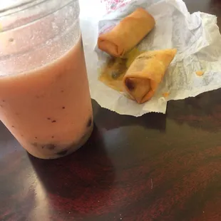 Springs rolls with strawberry kiwi smoothie