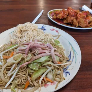 a plate of noodles with meat and vegetables