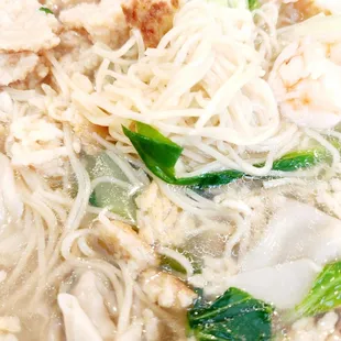 SEAFOOD NOODLE SOUP WITH WON TON AND SIZZLING RICE