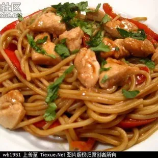 a plate of noodles with chicken and vegetables