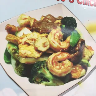 a plate of shrimp and broccoli