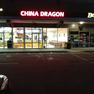 the front of a restaurant at night