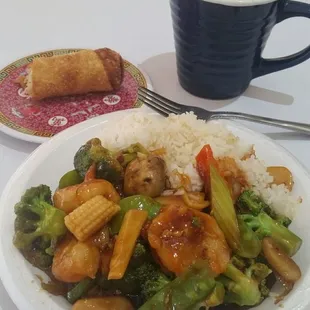 Shrimp with garlic sauce, rice and perfectly cooked vegetables - very nice!