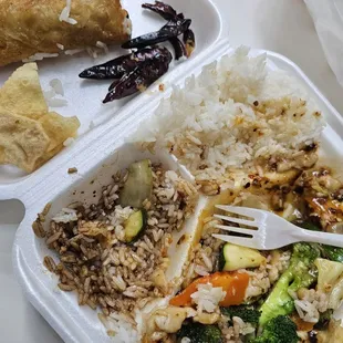 Moo Goo Gai Pan Lunch Special, Beef Eggroll, Spice Level 4/10, they threw in one Rangoon for me... TASTY!