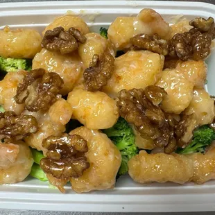 shrimp and broccoli in sauce