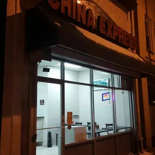 the outside of a restaurant at night