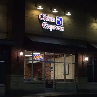 the outside of a restaurant at night