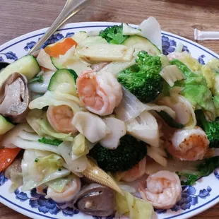 Shrimp with Mixed vegetables. Requested light sauce. Delicious!