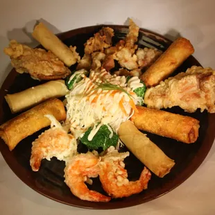 FRIED SAMPLER...egg roll,shrimp,chicken wing,chicken..and salad...