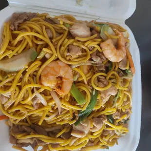 Combo lo mein. Already ate the crab rangoon that came with it.
