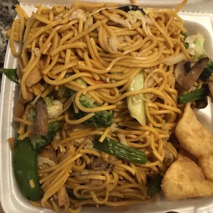 vegetable lo mein with added tofu