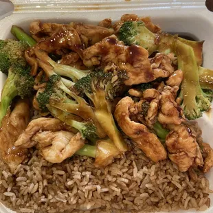 chicken and broccoli dinner box with fried rice