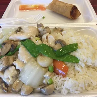 First time getting moo goo gai pan that was bland! It was ok after I added salt. The eggroll was good! They used thin eggroll wrapper.