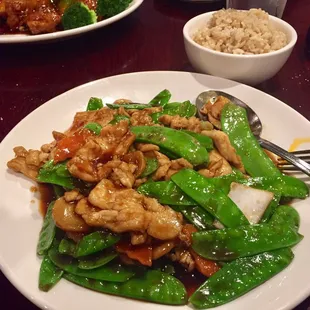 Food was delicious and portion was big! Chicken with snow peas. Sooooooo good!!