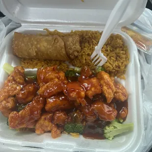 General Tso Chicken lunch Special. I&apos;ve been craving this for awhile and they cooked it just as I like it.