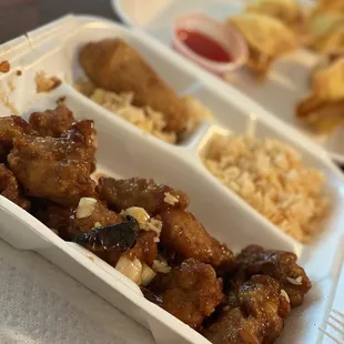 General tsos lunch and crab Rangoon