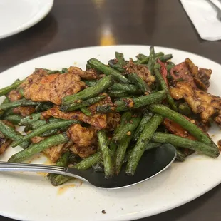 a plate of green beans and chicken