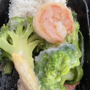 Shrimp with vegetables in white sauce