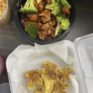 Sesame Chicken &amp; Crab Rangoon (6)