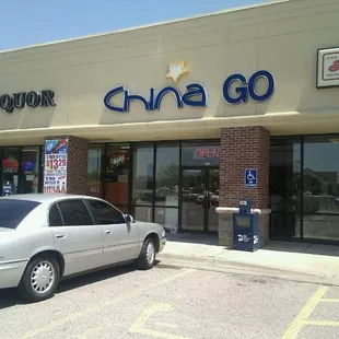 a car parked in front of a liquor store
