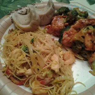 Chicken and brocolli, Singapore Mai Fun, steamed dumplings