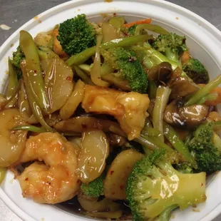 a plate of food with shrimp and broccoli