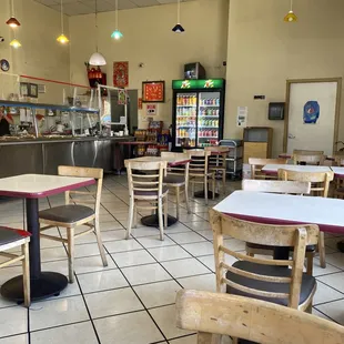 the interior of a fast food restaurant