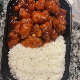 H4. General Tso's Chicken comes with white rice soooo good