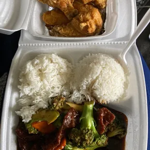 Beef and broccoli w/steamed rice lunch portion with a side order of small wings.