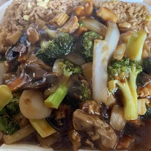 Hunan chicken lunch special, so much food!