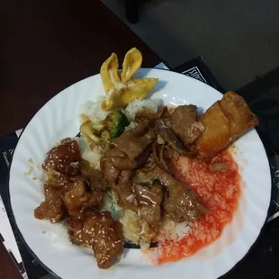 First time going to China House. We had Beef and Broccoli,  Sesame Chicken, Crab Rangoo and Egg Rolls.