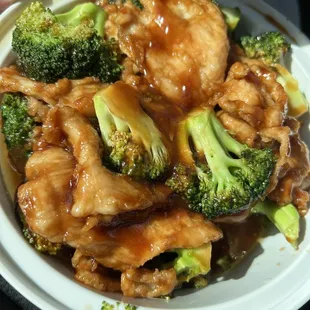 a plate of chicken and broccoli