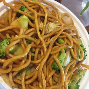 Vegetable lo mein