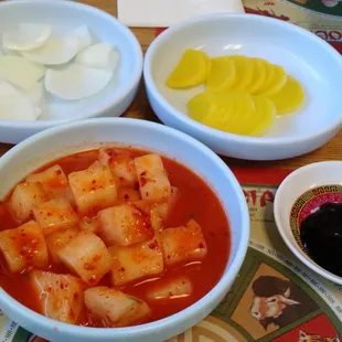 Sides that come with the entrees:  Raw onions with black bean sauce.  Radish kimchi  Pickled radish