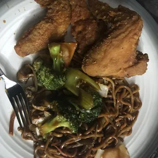 Chicken wings. Veggie lo mein