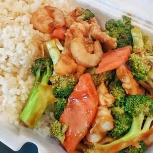 Chicken and shrimp with broccoli