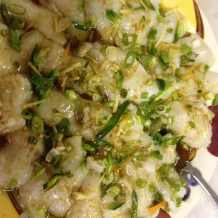 清蒸鱼片 The best English description I can give is Steamed fish slices.