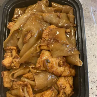 Flat noodles with chicken