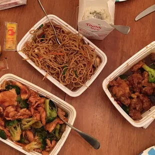 Chicken and Broccoli with garlic sauce, Pork Lo Mein, General Tso&apos;s Chicken. Food always great.