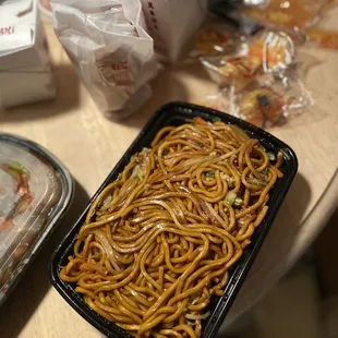 Vegetable lo mein