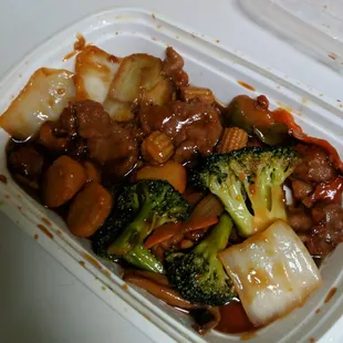 No beef or scallions but it has scallops