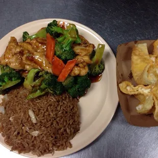 Chicken w.broccoli lunch special,come with fried rice and crabrangoon, tasty!!!
