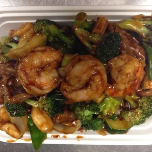 Triple delight!shrimp,chicken,beef,yummy