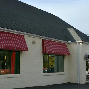 the outside of a chinese restaurant