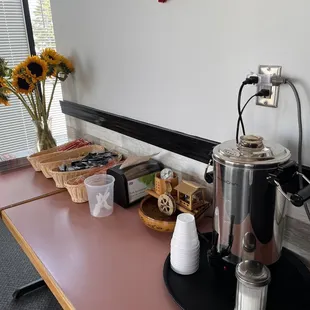 While you wait for your order, you can have some tea (there will be free tea at this station)
