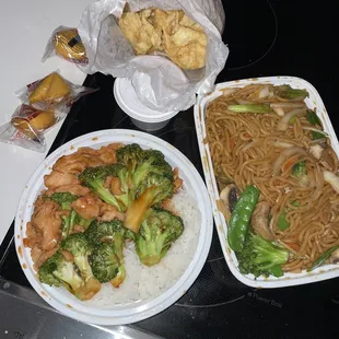 Chicken and broccoli with white rice Crab Rangoon (8) Vegetable Lo Mein